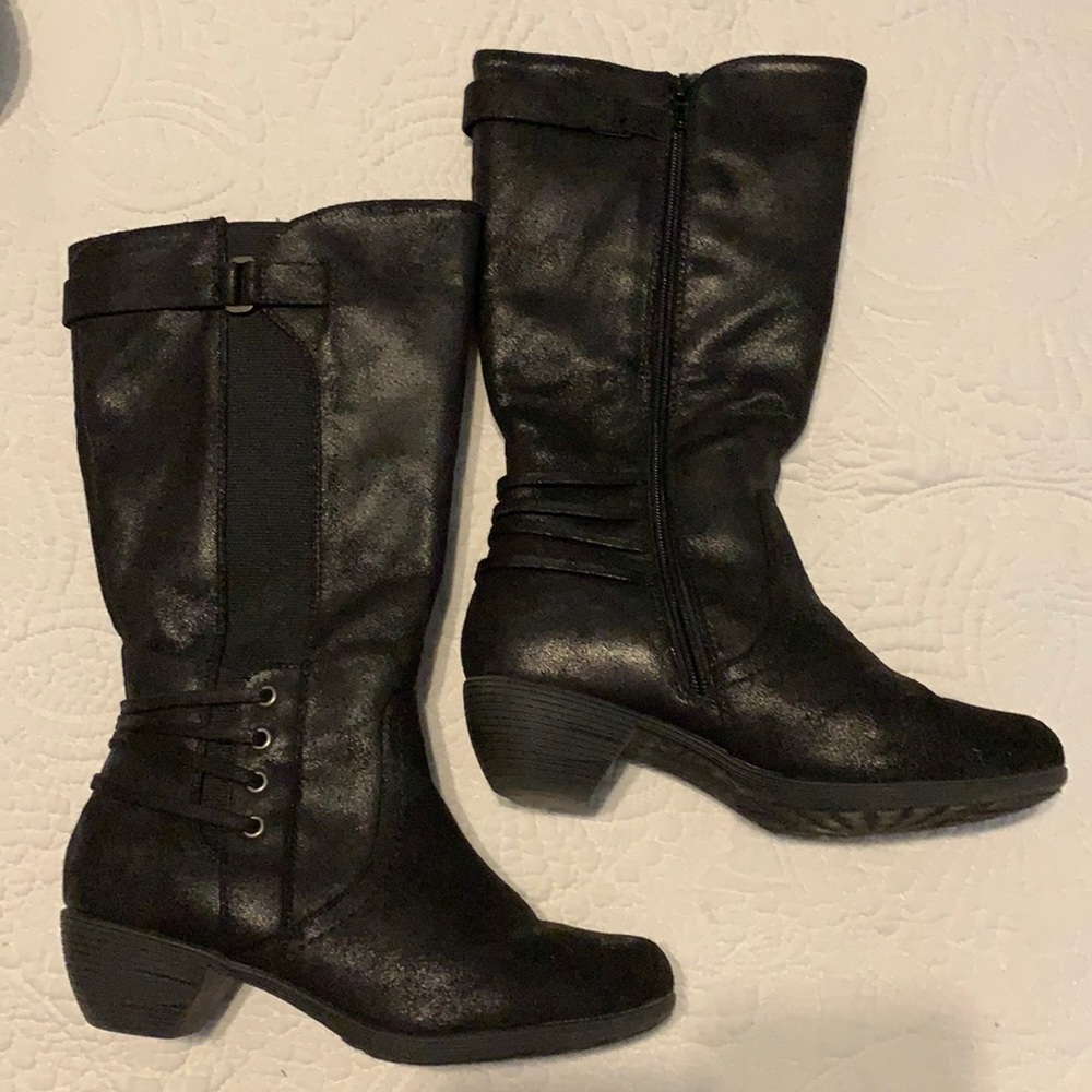 Black boots with kitten heel